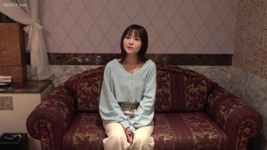 微笑 · 客厅 · 茶几 · 远景 · 正装 · 访谈 · 端坐 · 企划