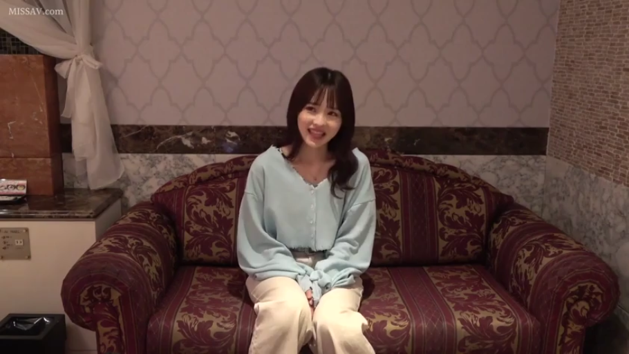 坐姿 · 中景 · 微笑 · 客厅 · 手提包 · 访谈 · 灰色针织衫 · 素人