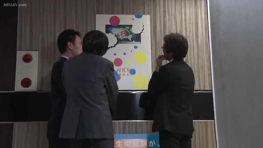 室内 · 面部 · 站立 · 白色短袖 · 微笑 · 对视 · 刘海 · 花盆