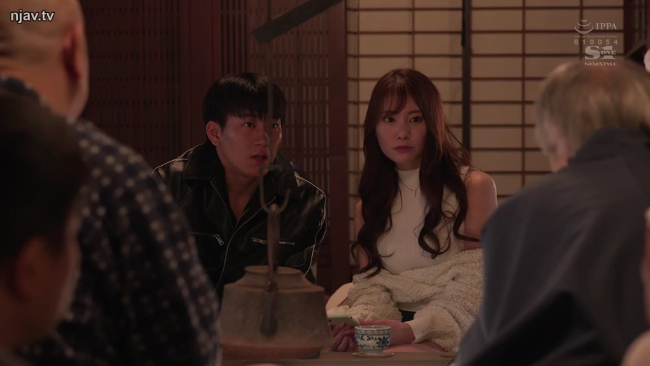 坐姿 · 严肃 · 和室 · 中景 · 凝视 · 日式 · 无袖高领上衣 · 铁壶