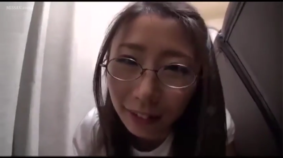 室内 · 身をかがめる · メガネ · 顔部のクローズアップ · 微笑 · 一人称視点 · 白い上着 · 注视镜头