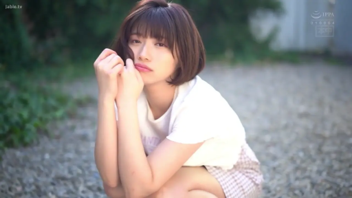 卖萌 · 蹲姿 · 中景 · 短发 · 格纹裙 · 户外碎石地 · 拍照摆姿