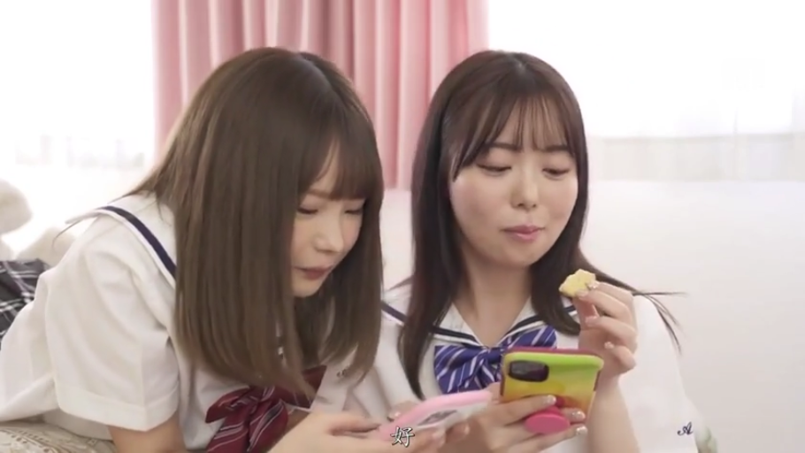 室内 · 专注 · 中景 · 手机 · 双人 · 水手服 · 并排 · 玩手机