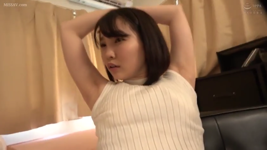 室內 · 自然 · 日系 · 腋下 · 静态展示 · 双手抱头 · 白色無袖針織衫