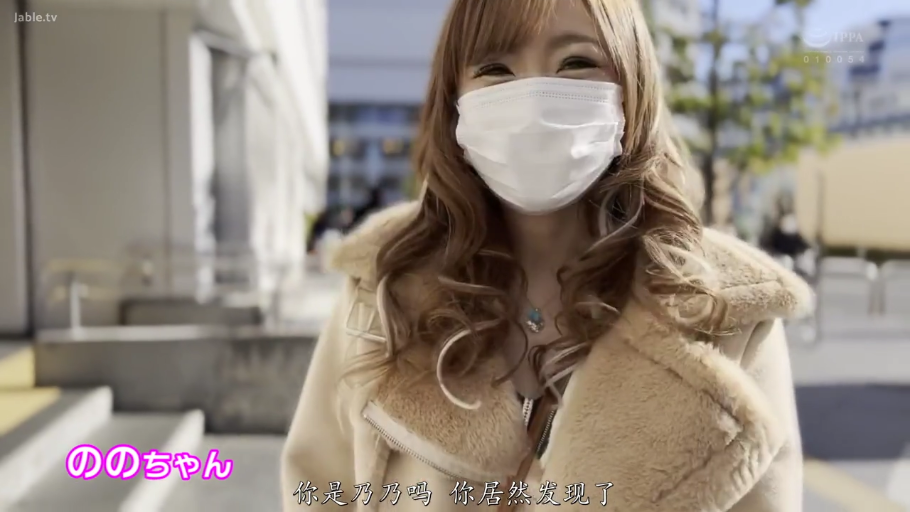 站立 · 顔のクローズアップ · 交流 · 口罩 · 户外街道 · 眯眼微笑 · 毛绒大衣