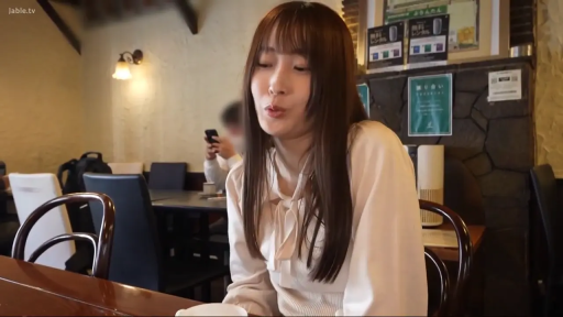 坐姿 · 中景 · 自然 · 餐厅 · 水杯 · 生活场景 · 撇嘴 · 雪纺衫