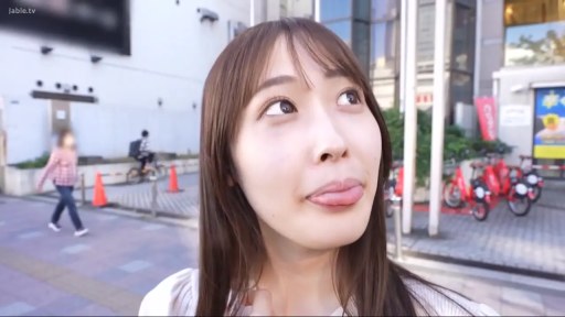 脸部特写 · 站姿 · 白色上衣 · 吐舌 · 俏皮 · 户外街道 · 街头拍摄