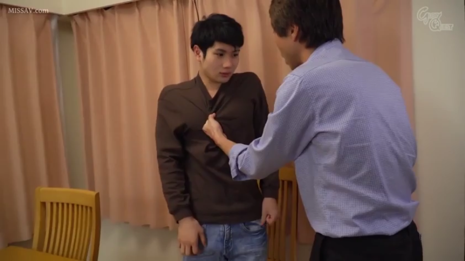 室内 · 站立 · 中景 · カジュアルウェア · 椅子 · 惊恐 · 日本 · 揪衣领