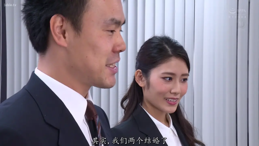 交谈 · 办公室 · 站立 · 微笑 · 半身特写 · 西装 · 职场 · 领带