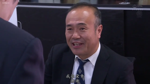 坐姿 · 办公室 · 办公桌 · 微笑 · 面部特写 · 对话 · 西装 · 大叔