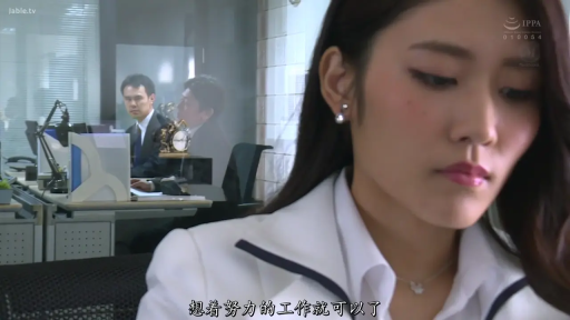 坐姿 · 严肃 · 脸部特写 · 办公室 · 职业装 · 工作