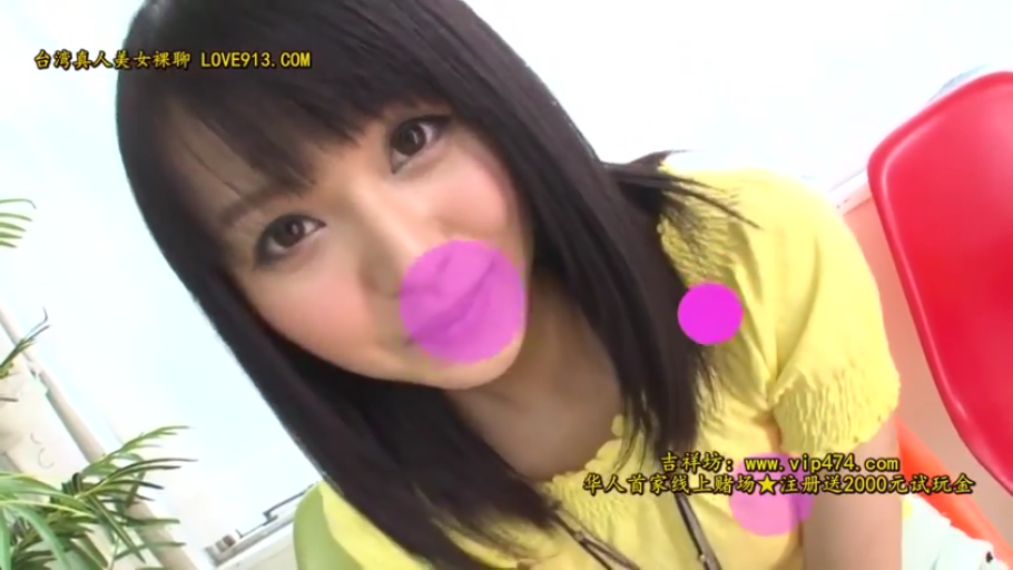 室内 · 俯身 · 微笑 · 面部特写 · 对视 · 水印 · 黄色上衣 · 红色椅子