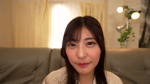 室内 · 坐姿 · 脸部特写 · 沙发 · 微笑 · 注视镜头 · 长发 · 浅色针织衫