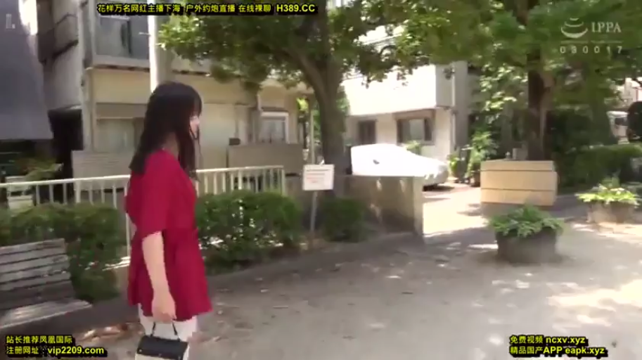 女性 · 全景 · 平静 · 手提包 · 行走 · 散步 · 户外街道 · 红色上衣