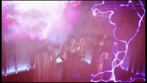 严肃 · 站立 · 中景 · 影棚 · 角色扮演服 · 法杖 · 特效 · 释放魔法