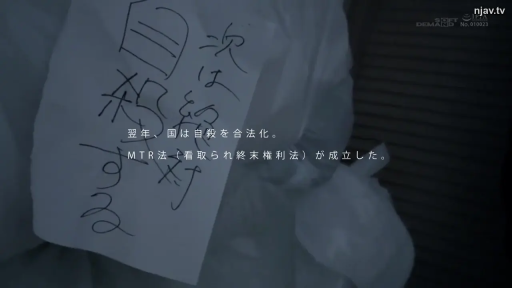 坐姿 · 客厅 · 酒杯 · 饮酒 · 卫衣 · 开心 · 日常生活