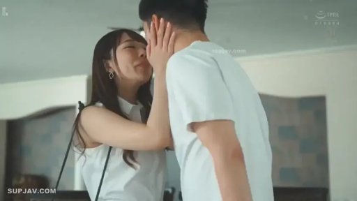 室内 · 站立 · 中近景 · 白色无袖衫