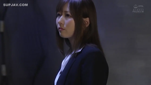 室内 · 严肃 · 职场女性 · 注视 · 西装 · 头部特写 · 侧身站立