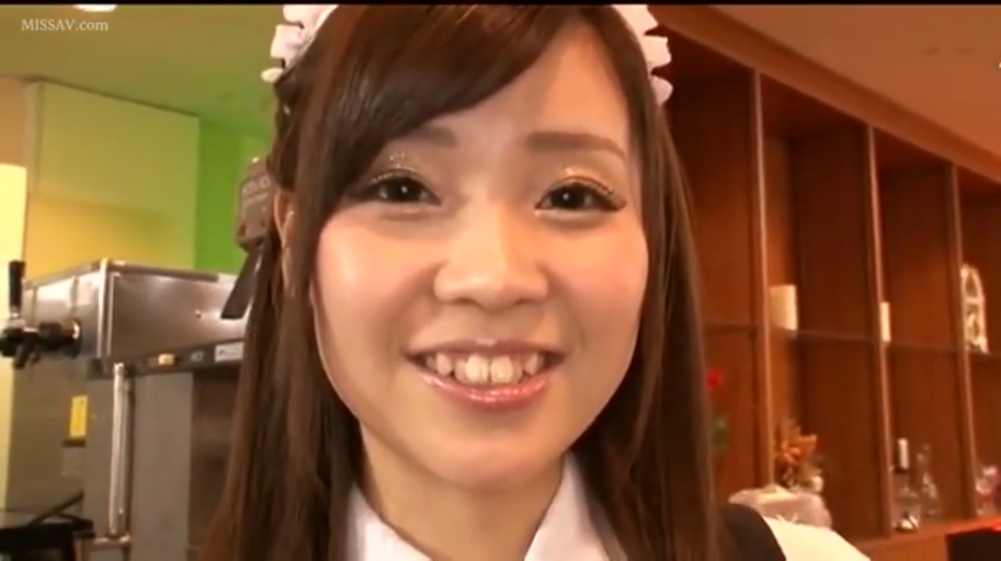 微笑 · 面部特写 · 注视 · 女仆装 · 长发 · 正面 · 头饰 · 咖啡厅