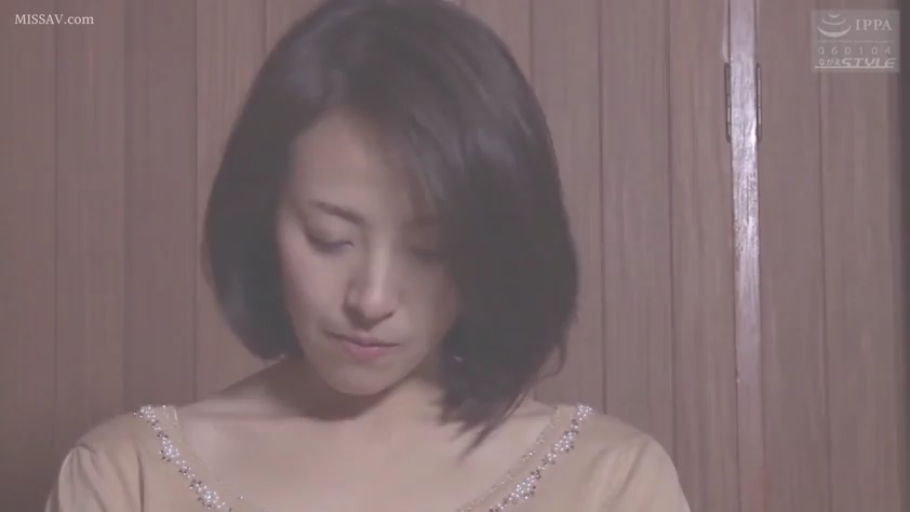 低头 · 面部特写 · 熟女 · 微带忧郁 · 室内木质背景 · 浅褐色珠饰上衣