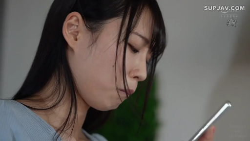 室内 · 低头 · 专注 · 看手机 · 手机 · 侧脸特写 · 休闲上衣 · 单人女