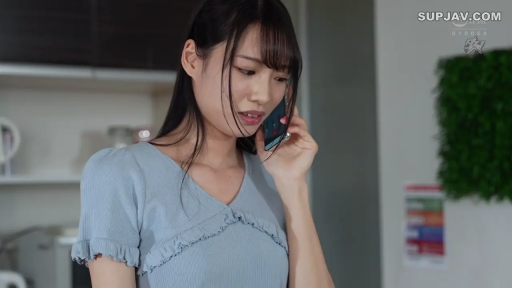 室内 · 面部 · 站立 · 手机 · 打电话 · 蓝色上衣 · 忧伤