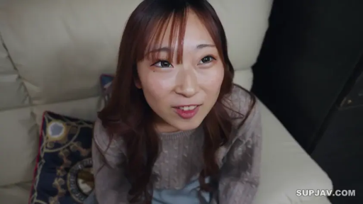 脸部 · 客厅 · 灰色针织衫