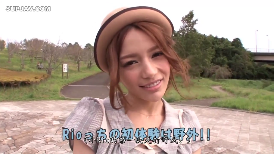 站立 · 微笑 · 面部特写 · 公园 · 注视镜头 · 礼帽