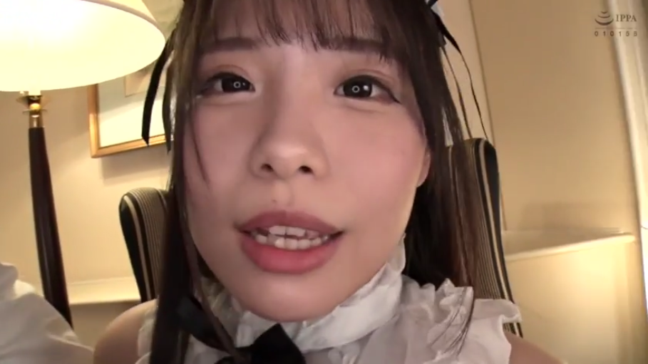室内 · 坐姿 · 女性 · 中景 · 沙发 · 微笑 · 访谈 · 黄色紧身上衣