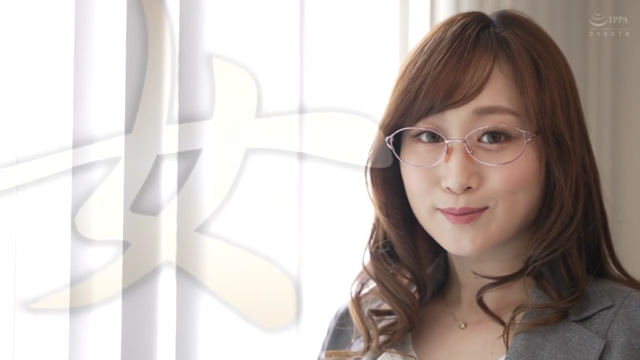 室内 · 眼镜 · 微笑 · 职业装 · 注视 · 长发 · 半身像 · 正对镜头