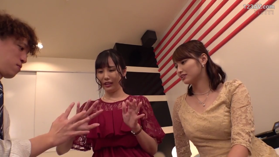 室内 · 坐姿 · 交谈 · 中景 · 微笑 · 连衣裙 · 多人交互