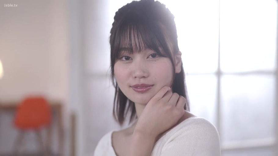 室内 · 脸部特写 · 白色针织衫