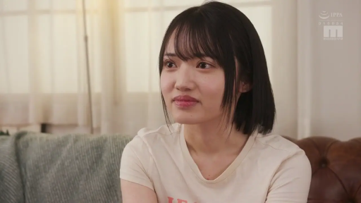 坐姿 · 臉部特寫 · 沙发 · 微笑 · 客廳 · 注視 · 白色T恤