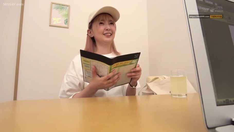 室内 · 坐姿 · 米色帽子 · 中景 · 微笑 · 日常生活 · 册子 · 阅读小册子