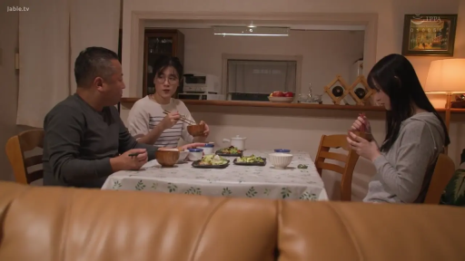 坐姿 · 中景 · 自然 · 餐厅 · 休闲服 · 用餐 · 餐具 · 家庭场景