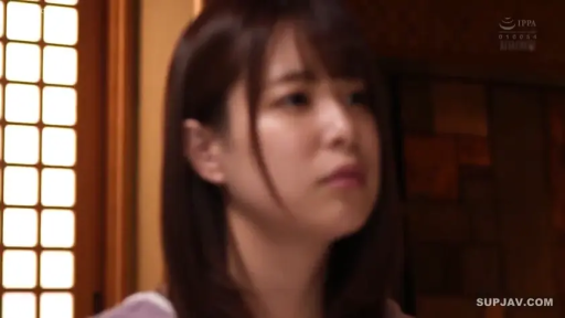 顔のクローズアップ · 日式室内 · 紫色居家服