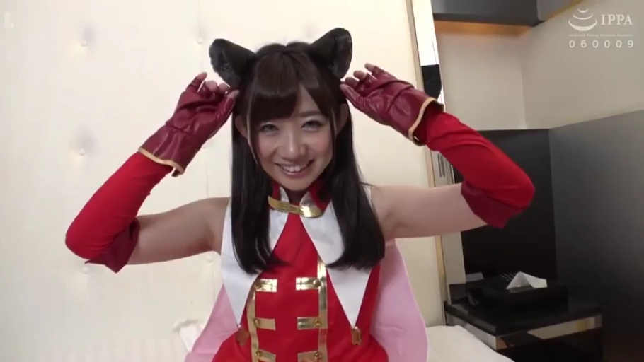 室内 · 微笑 · 对视 · 半身像 · 角色扮演服 · 双手举起