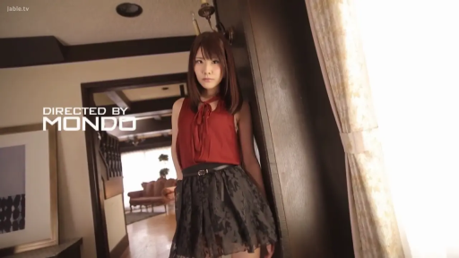 室內 · 嚴肅 · 中景 · 站姿 · 红色上衣 · 注視 · 长发