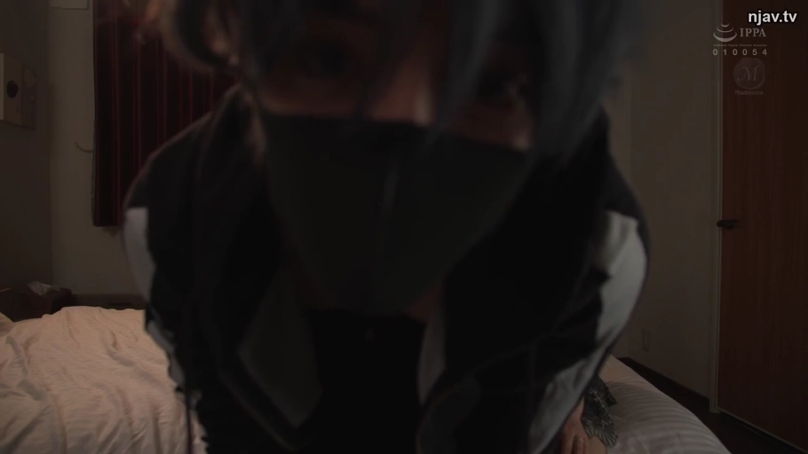 俯身 · 第一视角 · 卧室 · 面部特写 · 注视镜头 · 口罩 · 冷淡 · 黑色卫衣