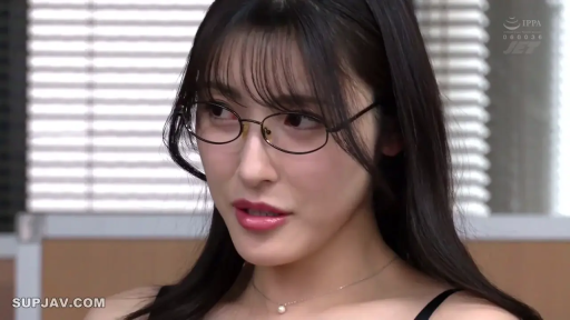 坐姿 · 眼镜 · 办公室 · 面部特写 · 侧头凝视 · 黑色吊带 · 职场OL · 冷艳