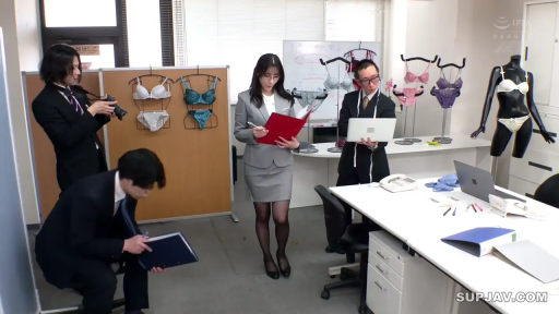 办公室 · 站立 · 职业装 · 内衣展架 · 专业 · 制服剧情 · 协同办公