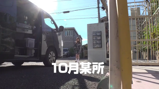 站立姿势 · 明亮室内 · 专注表情 · 头像特写 · 白色无袖针织衫 · 阅读信件 · 信纸