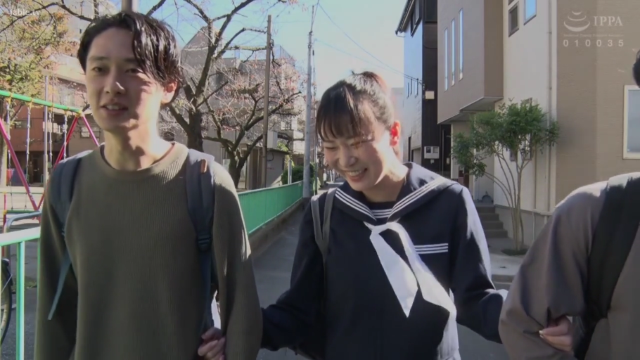 室内 · 臀部 · 跪趴 · 观察 · 多人 · JK制服 · 露出 · 毛毯