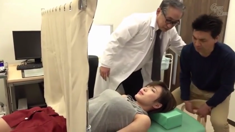 红色短裙 · Mature woman · Medium shot · Supine · Pain · Examination bed · Medical Examination · 医院诊室