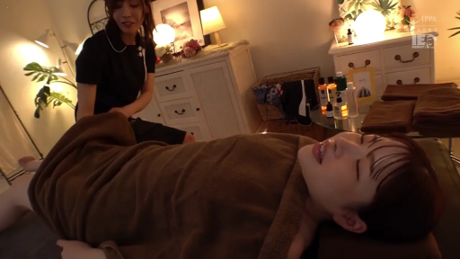 面部 · 按摩室 · 制服 · 双人 · 卧姿 · 按摩 · 毛巾 · 放松