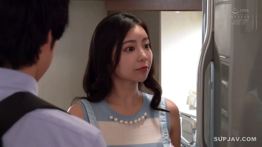 面部 · 站立 · 平静 · 居家 · 注视 · 厨房 · 围裙 · 冰箱