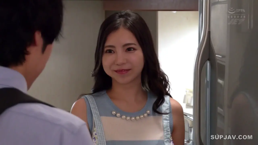 室内 · 站立 · 微笑 · 面部特写 · 注视 · 无袖上衣 · 熟女 · 冰箱