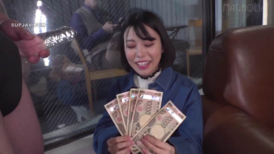 室内 · 坐姿 · 中景 · 笑容 · 日元 · 蓝色牛仔外套 · 展示钱财