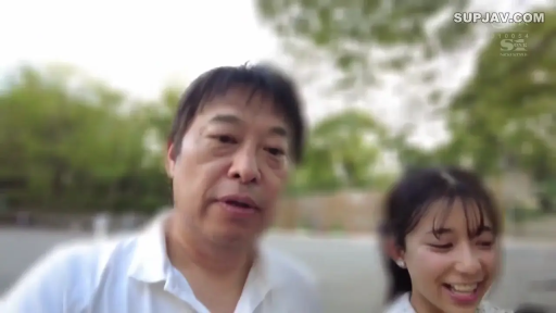 交谈 · 站立 · 微笑 · 面部特写 · 休闲装 · 公园