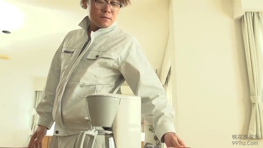 室内 · 专注 · 站立 · 中景 · 职场 · 工作服 · 拿取 · 咖啡机